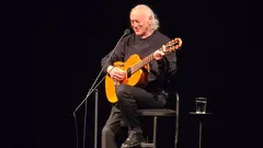 Amancio Prada, guitarra y voz para Rosal&iacute;a, en el Teatro Garc&iacute;a Barb&oacute;n de Vigo.