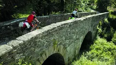 Peregrinos recorren un tramo del Camino Franc&eacute;s en Galicia, una de las rutas analizadas dentro del proyecto europeo Ultreia Sudoe para mejorar su accesibilidad e impulsar el desarrollo tur&iacute;stico del territorio.