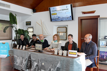 Un momento de la presentaci&oacute;n de la regata clasificatoria de la clase Optimist celebrada en el Real Club N&aacute;utico Portos&iacute;n, con representantes institucionales, directivos del club y organizadores del evento.