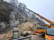 Trabajos de estabilizaci&oacute;n del talud en la autopista AG-57, a su paso por Gondomar, donde la Xunta ejecuta labores de bulonado y gunitado tras los desprendimientos provocados por los recientes temporales.