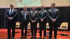 Autoridades y organizadores posan junto al obispo de Zamora, Fernando Valera, tras el acto del preg&oacute;n de la Semana Santa celebrado en el auditorio.