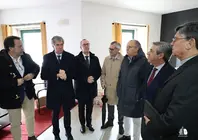 Autoridades locales, responsables de turismo y representantes eclesi&aacute;sticos durante la visita al hotel del Santuario de la Peneda, actualmente cerrado, para analizar su reactivaci&oacute;n.