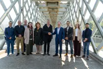 Autoridades de Tui y Valen&ccedil;a, junto a representantes municipales de ambos lados de la frontera, posan en la Ponte Internacional durante la conmemoraci&oacute;n de su 140 aniversario.