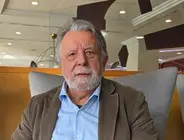 Alfredo Conde, retratado durante la conversaci&oacute;n en la que repasa su trayectoria literaria y period&iacute;stica.