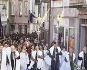 Fieles participan en la bendici&oacute;n de los ramos y la posterior procesi&oacute;n del Domingo de Ramos en Arcos de Valdevez, uno de los actos que abre la Semana Santa en la localidad portuguesa.