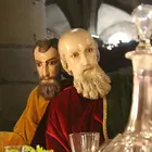 Detalle del paso de la Santa Cena, obra de Ignacio Cervi&ntilde;o, durante su instalaci&oacute;n en el templo, donde permanecer&aacute; expuesto junto al resto de la imaginer&iacute;a hasta el inicio de las procesiones.