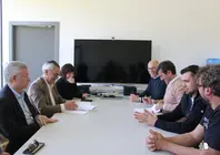 Representantes da Fernando Ferro & Irm&atilde;o e respons&aacute;veis municipais reunidos na IN-Cubo durante o processo de instala&ccedil;&atilde;o da empresa em Arcos de Valdevez.