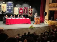 O xornalista viveirense Anxo Rodr&iacute;guez durante a lectura do preg&oacute;n da Semana Santa 2026 no Teatro Pastor D&iacute;az, acompa&ntilde;ado por representantes institucionais e da Xunta de Confrar&iacute;as.