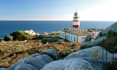 Uno de los faros del litoral gallego, Illa de S&aacute;lvora, ejemplo del patrimonio costero incluido en el nuevo cat&aacute;logo aprobado por la Xunta para su protecci&oacute;n y puesta en valor.