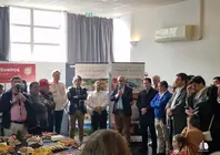 O Presidente da C&acirc;mara de Arcos de Valdevez, Oleg&aacute;rio Gon&ccedil;alves, durante a sua interven&ccedil;&atilde;o na Feira de Produtos Regionais Portugueses e da Ruralidade, em Nanterre, rodeado por representantes e comunidade portuguesa.