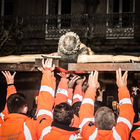 Miembros de Protecci&oacute;n Civil participan en la entronizaci&oacute;n del Cristo durante uno de los momentos m&aacute;s sobrecogedores del Viernes Santo en Cangas.