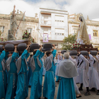 Costaleros portan las im&aacute;genes en el momento del encuentro, uno de los instantes m&aacute;s emocionantes de la procesi&oacute;n.