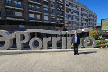 Juan Llor, m&eacute;dico e investigador del legado del profesor Gonzalo Herr&aacute;nz, en O Porri&ntilde;o, localidad natal del referente gallego de la &eacute;tica m&eacute;dica.
