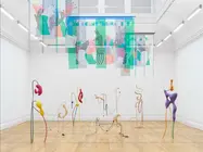 Vista de la exposici&oacute;n Roda Viva de Vanessa da Silva, donde esculturas org&aacute;nicas y textiles suspendidos dialogan en un espacio lleno de color, movimiento y ritmo.