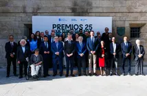 Foto de familia de los galardonados en los Premios da Cultura Galega 2025 junto a autoridades auton&oacute;micas, durante el acto celebrado en la Ribeira Sacra.