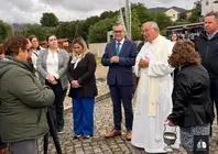 El presidente de la C&aacute;mara Municipal de Arcos de Valdevez, Oleg&aacute;rio Gon&ccedil;alves, participa en el acto de bendici&oacute;n durante la Romer&iacute;a de Nossa Senhora do Vale, acompa&ntilde;ado por autoridades locales y vecinos.