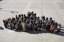 Participantes y representantes institucionales se re&uacute;nen en A Coru&ntilde;a con motivo del D&iacute;a Mundial del P&aacute;rkinson para visibilizar la enfermedad y reivindicar m&aacute;s recursos de atenci&oacute;n.