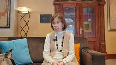 Isabel Coma, durante la entrevista, en la que repasa el proceso de escritura de su obra sobre el obispo Eijo Garay.