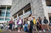 Participantes en una edici&oacute;n anterior del Encontro de Artes Novas, a su llegada a la Cidade da Cultura en el Gai&aacute;s.