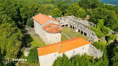 Vista a&eacute;rea del Monasterio de Sanfins, en Valen&ccedil;a, uno de los enclaves patrimoniales m&aacute;s emblem&aacute;ticos del municipio y protagonista de la visita guiada del D&iacute;a Internacional de los Monumentos.