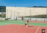 Participantes del 2&ordm; PTAV T&eacute;nis Open Day durante una sesi&oacute;n pr&aacute;ctica en las pistas del complejo de Arcos de Valdevez.