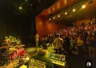 Ambiente lleno en el auditorio de Arcos de Valdevez durante uno de los conciertos del festival Sons de Vez, que volvi&oacute; a colgar el cartel de completo en varias de sus citas.