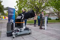 El conselleiro Rom&aacute;n Rodr&iacute;guez interviene durante la inauguraci&oacute;n de la infraestructura, junto al equipo investigador, con el sistema &oacute;ptico preparado para comunicaciones cu&aacute;nticas en primer plano.