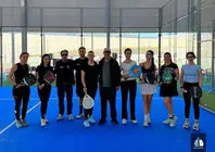 Participantes del evento NONSTOP P&aacute;del posan en las instalaciones del complejo deportivo de Arcos de Valdevez tras una jornada de competici&oacute;n y convivencia.