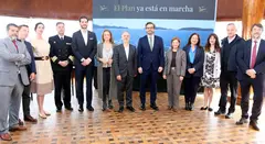 Representantes institucionales y del sector mar&iacute;timo acompa&ntilde;an al presidente del Real Club N&aacute;utico de Vigo, Tone P&eacute;rez, en la presentaci&oacute;n del Plan Estrat&eacute;gico 120.