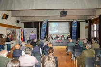Un momento del acto de presentaci&oacute;n de la regata en el Puerto de Vigo, con la asistencia de representantes institucionales y del sector n&aacute;utico.