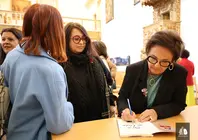 Albertina Fernandes firma ejemplares de su libro tras la presentaci&oacute;n, en un encuentro cercano con los lectores.