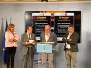 Representantes institucionales y de la organizaci&oacute;n durante la presentaci&oacute;n del Feelant Impact Summit en el Concello de Vigo.