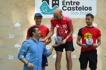 O presidente da Deputaci&oacute;n de Pontevedra, Luis L&oacute;pez, entrega o premio ao ga&ntilde;ador da primeira edici&oacute;n do Trail Entre Castelos R&iacute;as Baixas no Castelo de Soutomaior.