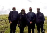 El presidente Oleg&aacute;rio Gon&ccedil;alves y la vicepresidenta Em&iacute;lia Cerdeira, junto a una t&eacute;cnica durante la visita al Centro de Estudios de la Regi&oacute;n de los Vinos Verdes, en Arcos de Valdevez, donde conocieron de primera mano los trabajos de investigaci&oacute;n y conservaci&oacute;n de castas en la Estaci&oacute;n Vitivin&iacute;cola Am&acirc;ndio Galhano.