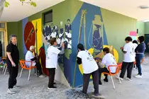 Vecinos de Verdoejo, en su mayor&iacute;a participantes del programa de envejecimiento activo, trabajan en la creaci&oacute;n del mural comunitario del Centro Cultural, una obra colectiva que recoge la memoria y la identidad local con motivo del 25 de Abril.