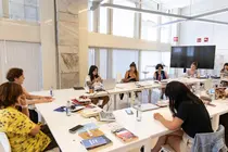 Participantes en una de las sesiones de trabajo de la Residencia Literaria de la Cidade da Cultura, un programa que fomenta la creaci&oacute;n y el intercambio entre autores emergentes en Galicia.