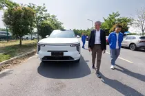 El presidente de la Xunta, Alfonso Rueda, visit&oacute; este lunes la f&aacute;brica de bater&iacute;as para veh&iacute;culos de nueva energ&iacute;a del grupo SAIC Motor, uno de los gigantes de la industria automovil&iacute;stica china, donde conoci&oacute; de primera mano un complejo puntero en movilidad el&eacute;ctrica.

⚡ Un referente mundial en producci&oacute;n de bater&iacute;as

Durante el recorrido por las instalaciones &mdash;ubicadas en Zhengzhou&mdash;, Rueda pudo comprobar la capacidad de una planta que prev&eacute; producir hasta 300.000 packs de bater&iacute;as al a&ntilde;o.

📍 Este centro forma parte de la mayor base exportadora de SAIC Motor, consolid&aacute;ndose como un referente internacional en el sector de la electromovilidad.

🌍 Galicia busca atraer inversi&oacute;n en nuevas energ&iacute;as

En el marco de la visita, el titular del Ejecutivo gallego destac&oacute; las ventajas competitivas de Galicia para captar proyectos industriales de alto valor a&ntilde;adido:

Potente red log&iacute;stica
Ecosistema industrial consolidado
Experiencia en automoci&oacute;n
Apuesta por la innovaci&oacute;n tecnol&oacute;gica

👉 Rueda subray&oacute; el potencial de la comunidad para convertirse en un destino estrat&eacute;gico en el desarrollo de la movilidad el&eacute;ctrica en Europa.

🤝 Reuniones para impulsar nuevas oportunidades

La visita se produce tras el encuentro mantenido d&iacute;as atr&aacute;s con el presidente de SAIC Motor, Xiaoqiu Wang, y otros directivos del grupo.

En este viaje, el presidente estuvo acompa&ntilde;ado por la conselleira de Econom&iacute;a e Industria, Mar&iacute;a Jes&uacute;s Lorenzana, con el objetivo de:

Explorar nuevas v&iacute;as de colaboraci&oacute;n
Atraer inversiones a Galicia
Reforzar el posicionamiento industrial del sector
🔋 Galicia, polo clave en automoci&oacute;n e innovaci&oacute;n

Galicia se consolida como uno de los principales polos europeos en producci&oacute;n automovil&iacute;stica y desarrollo tecnol&oacute;gico, y busca ahora reforzar su papel en el &aacute;mbito de las energ&iacute;as limpias y la movilidad sostenible.