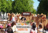 Momento de la preparaci&oacute;n del cabrito durante el showcooking, una de las citas gastron&oacute;micas destacadas del ciclo &ldquo;Arcos &agrave; Mesa&rdquo;.