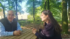 Roberto Ledo, director de Diario Luso-Galaico, conversa con la bi&oacute;loga B&aacute;rbara &Aacute;lvarez, de Ecocelta, durante la entrevista sobre la preparaci&oacute;n del suelo para la nueva temporada de cultivo.