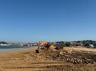 Maquinaria traballando na rexeneraci&oacute;n de Praia Am&eacute;rica, onde o Concello de Nigr&aacute;n executa obras de emerxencia para recuperar o sistema dunar tras os danos causados polos temporais deste inverno.