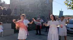 Danzantes da tradicional Danza Branca de Prado da Canda inician a procesi&oacute;n polas r&uacute;as da parroquia, nun dos momentos m&aacute;is simb&oacute;licos desta expresi&oacute;n ritual e identitaria. A. OUTERELO.