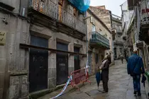 Ana Ortiz, delegada territorial de la Xunta en Vigo y presidenta del Consorcio Casco Vello, observa el inmueble de la calle Real 20, cuya compra ha sido aprobada para su rehabilitaci&oacute;n como vivienda protegida.
