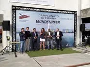 Autoridades y organizadores reciben las metopas conmemorativas durante el acto de presentaci&oacute;n del Campeonato de Espa&ntilde;a de Windsurfer en el Real Club N&aacute;utico de A Coru&ntilde;a.