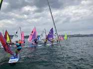 Flota de windsurf durante una de las mangas del Campeonato Nacional, disputada en condiciones de viento moderado.