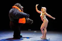 Una performer interact&uacute;a con un personaje esc&eacute;nico en una pieza que combina humor, cr&iacute;tica y fisicalidad dentro de la programaci&oacute;n vanguardista del festival.
