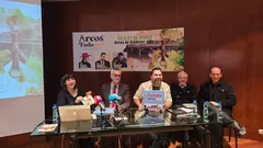 La C&acirc;mara Municipal de Arcos de Valdevez entrega a Marcos Rodr&iacute;guez, fadista y organizador del Fado Fest, un libro conmemorativo de la edici&oacute;n del 2025 del festival.