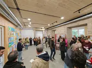 Asistentes siguen la presentaci&oacute;n de Artistea durante la inauguraci&oacute;n, rodeados de obras y creaciones que reflejan el talento art&iacute;stico local. C. ARDAYA.