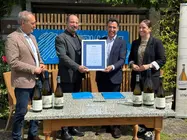 El director de Turismo de Galicia, Xos&eacute; Merelles, entreg&oacute; el sello Galicia Calidade a responsables de la bodega V&iacute;a Atl&aacute;ntica en un acto celebrado junto a la directora-gerente de Galicia Calidade, Ana M&eacute;ndez, y el delegado territorial de la Xunta en Pontevedra, Agust&iacute;n Reguera.ica