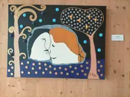 Na obra &ldquo;Amor p&eacute;treo&rdquo;, Xulio Fontes emprega elementos mat&eacute;ricos e xogos visuais para constru&iacute;r unha escena intimista e po&eacute;tica, fiel ao seu singular universo creativo.