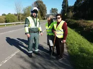 Axentes da Agrupaci&oacute;n de Tr&aacute;fico da Garda Civil entregar&aacute;n chalecos reflectantes e elementos de alta visibilidade durante a campa&ntilde;a especial da DGT dirixida aos usuarios vulnerables nas estradas galegas.